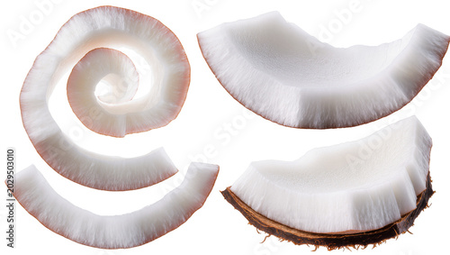 Foto Coconut pieces and spiral shavings with brown husk