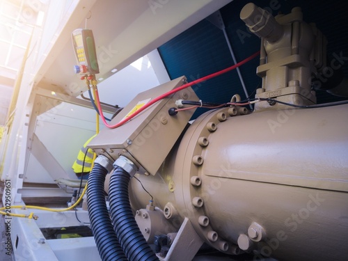 Foto Check valve position for checking pressure and filling the chiller compressor re