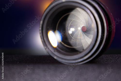 Cuadro en lienzo Detailed close-up image showing the camera lens with visible aperture blades and reflections on the glass surface