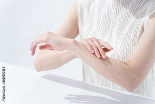 Fotografija 腕に日焼け止めを塗る女性