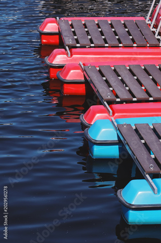 Fotografi A row of pedals situated on the lakeside, great for a relaxing day out or a fitn