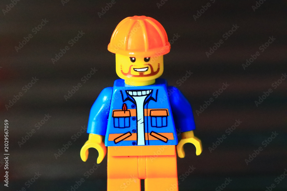 Obraz premium Russia, St. Petersburg, May 5, 2020 A close-up view of a Lego man in a hard hat, great for construction or building-themed illustrations