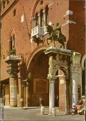 FERRARA.ITALIA.PODESTA PALACE.ARCH WITH STATUES OF THE DUKES D'ESTE.