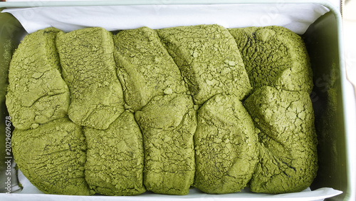 Tableau sur toile Box of matcha warabi mochi, famous traditional Japanese dessert