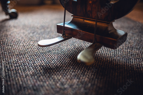 Foto Close-Up of Antique Grand Piano Pedals on Carpet