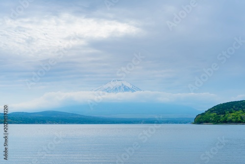 初夏の幻想的な風景の富士山