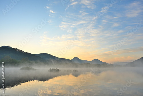 朝霧が漂う七ヶ宿湖の朝景（宮城県七ヶ宿町）