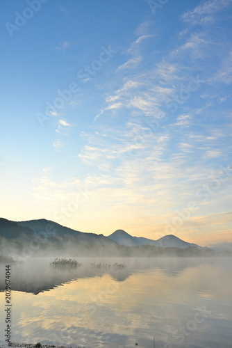 朝霧が漂う七ヶ宿湖の朝景（宮城県七ヶ宿町）
