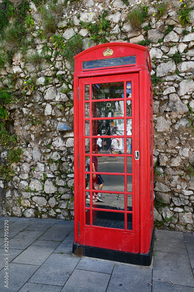 Obraz premium Une cabine téléphonique anglaise rouge dans la ville de Gibraltar