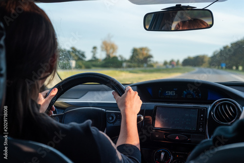 Canvastavla Woman driving car on highway over the shoulder view point of vehicle interior da
