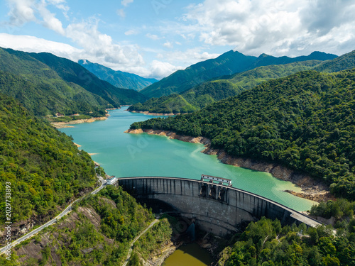Canvas Print A scenic aerial view of a large concrete dam holding back a reservoir surrounded