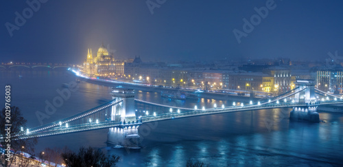 Fotografie Panoramic view of Budapest Chain Bridge and Parliament in foggy winter night