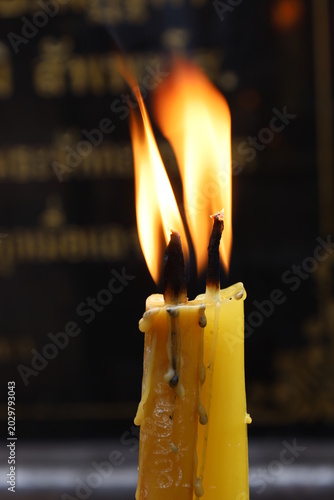 Fotografía The flame of faith and worship in remembrance of the virtues of the Buddha