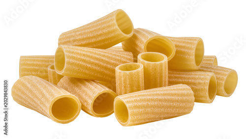 Foto Pile of dry rigatoni pasta tubes with ridged texture, isolated on transparent ba