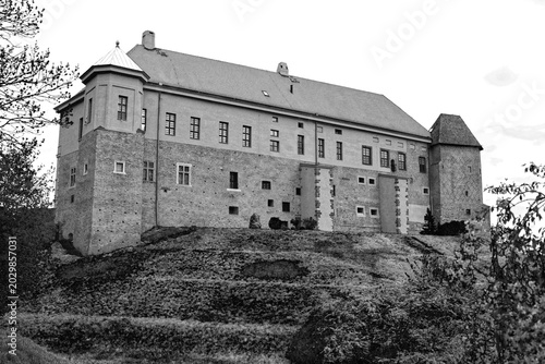 Tableau sur toile Gothic royal castle in Sandomierz built on the Vistula escarpment, Poland, black
