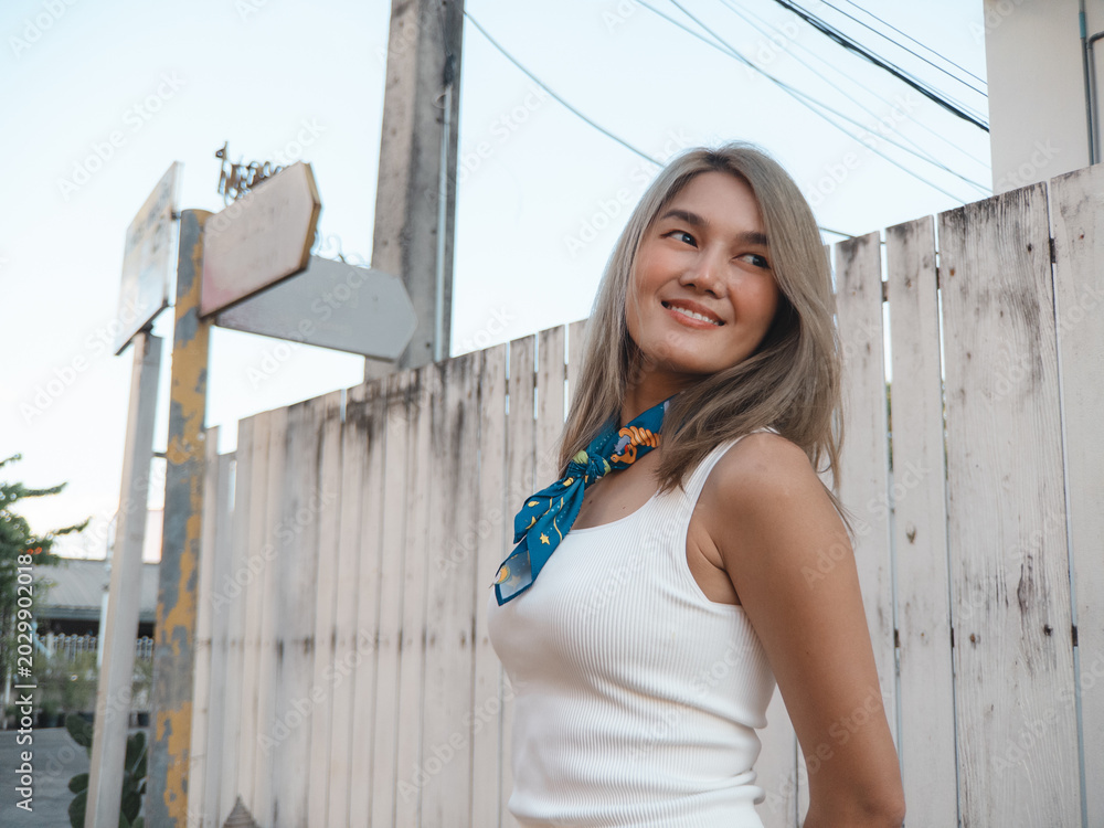Ταπετσαρία Joyful city scene. Relaxed woman enjoying sunny urban moment