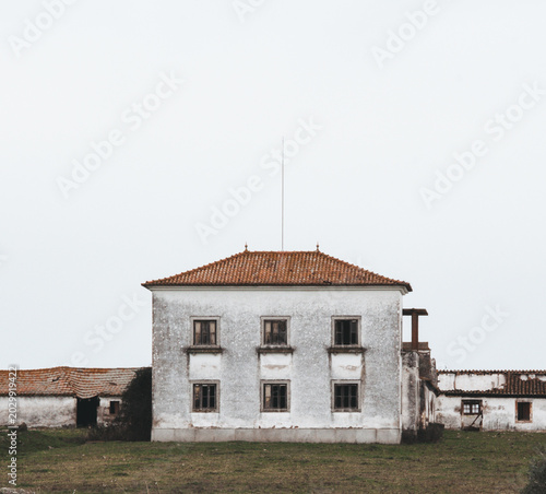 Фотография Locais abandonados e esquecidos pelo tempo, com atmosfera misteriosa e cinematográfica