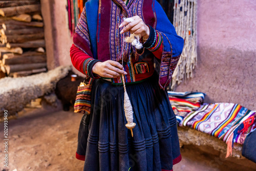 Canvas Print Young woman’s hand using the ancestral art of spinning in Cusco, Peru