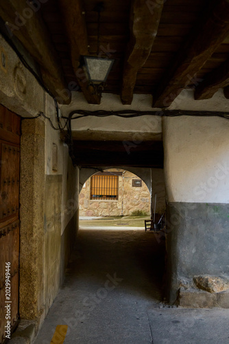 Tunnel Street. Villanueva de la Vera (Spain), May 10, 2026. Named for its distinctive shape. Located in the town's Jewish quarter, it was formerly a private passageway.