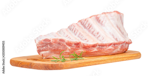 Foto Raw pork ribs rack on wooden board isolated background, fresh butcher meat cut with rosemary for grill and cooking