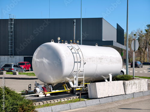 Φωτογραφία Metallic liquefied gas container with pipelines at a gas station