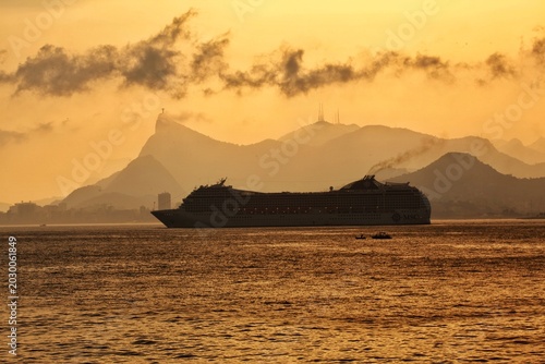 Foto Navio Cruzeiro na Baia da Guanabara com o maciço da tijuca em segundo plano em um fim de tarde de outono