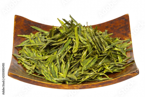 Fotografie Premium Longjing Green Tea Leaves on a Ceramic Plate