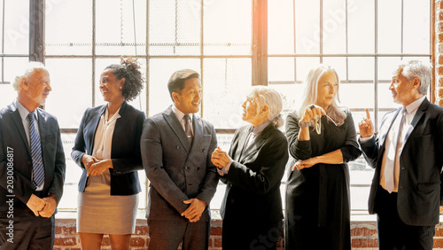 Foto Diverse professionals engaged in discussion