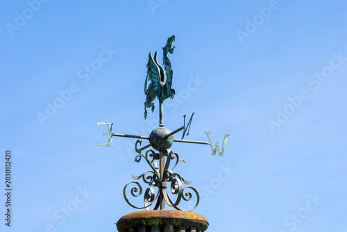 Quadro su tela Dragon weather vane, wind vane, weathercock pointing toward the North