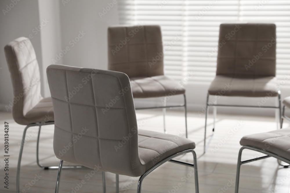 Obraz premium Many stylish chairs in circle in office
