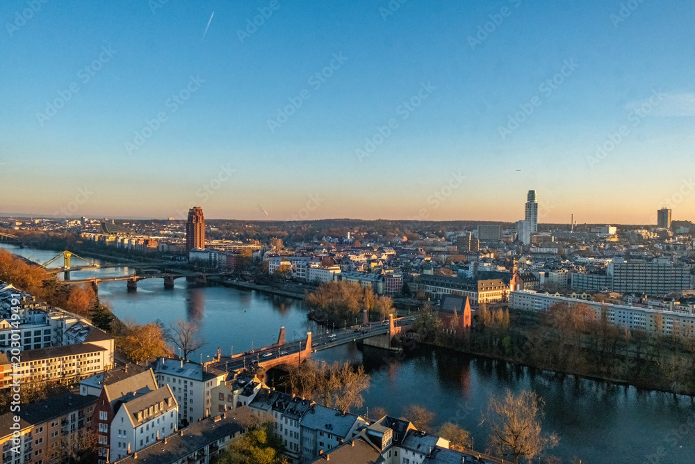 Obraz premium Frankfurt Skyline at Red Winter Sunset Over the Main River
