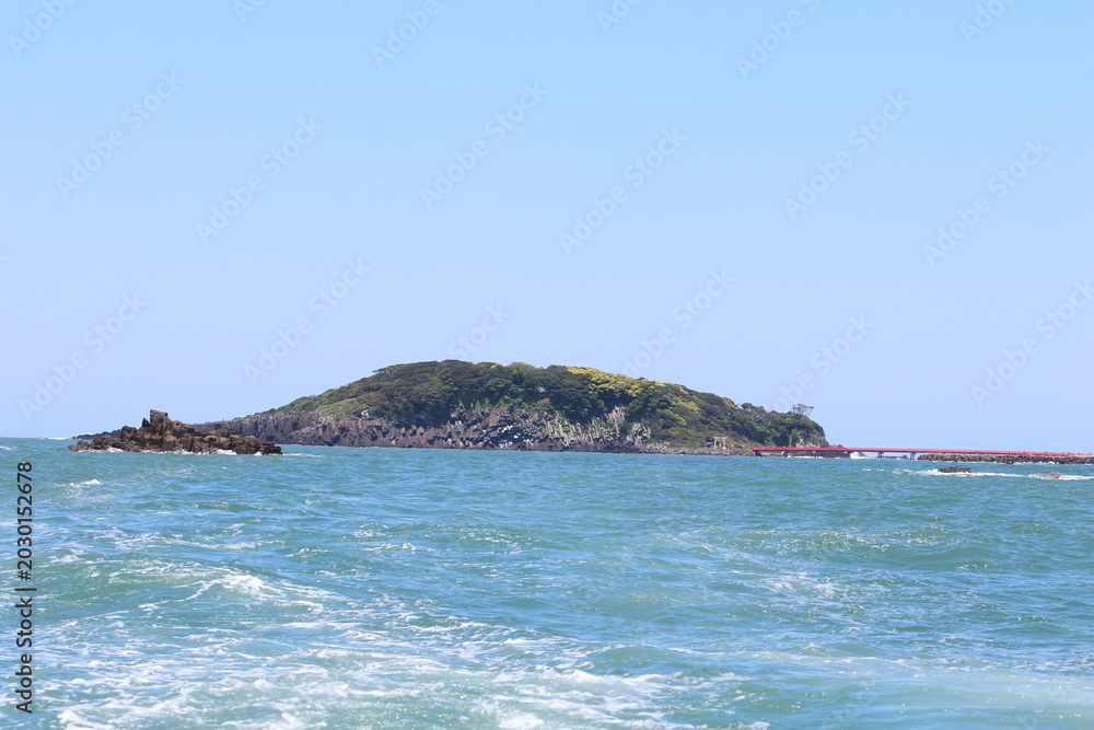 Naklejka premium 断崖絶壁の雄島と安島