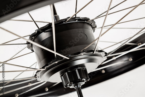 Foto Electric motor close-up. The fat bike's thick wheel.