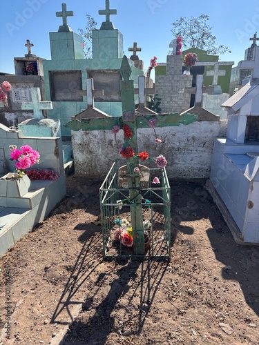 Принти на полотні cementerio tradicional con tumbas y mausoleos coloridos en una localidad del norte chico  de Chile