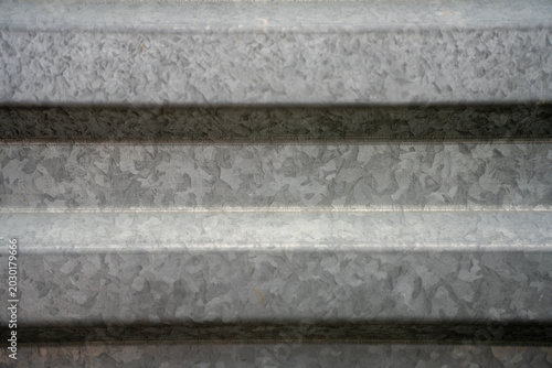 Foto Close up background texture of corrugated galvanized steel sheet, showing grey metallic zinc coating pattern with horizontal lines and spangle crystallization