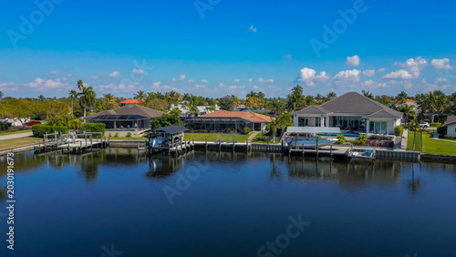 Foto Scenic drone shot of luxury waterfront suburban houses with private boat docks a