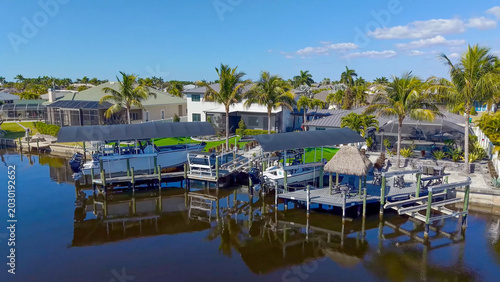 Foto An aerial view of luxury waterfront homes with advanced private boat lift docks