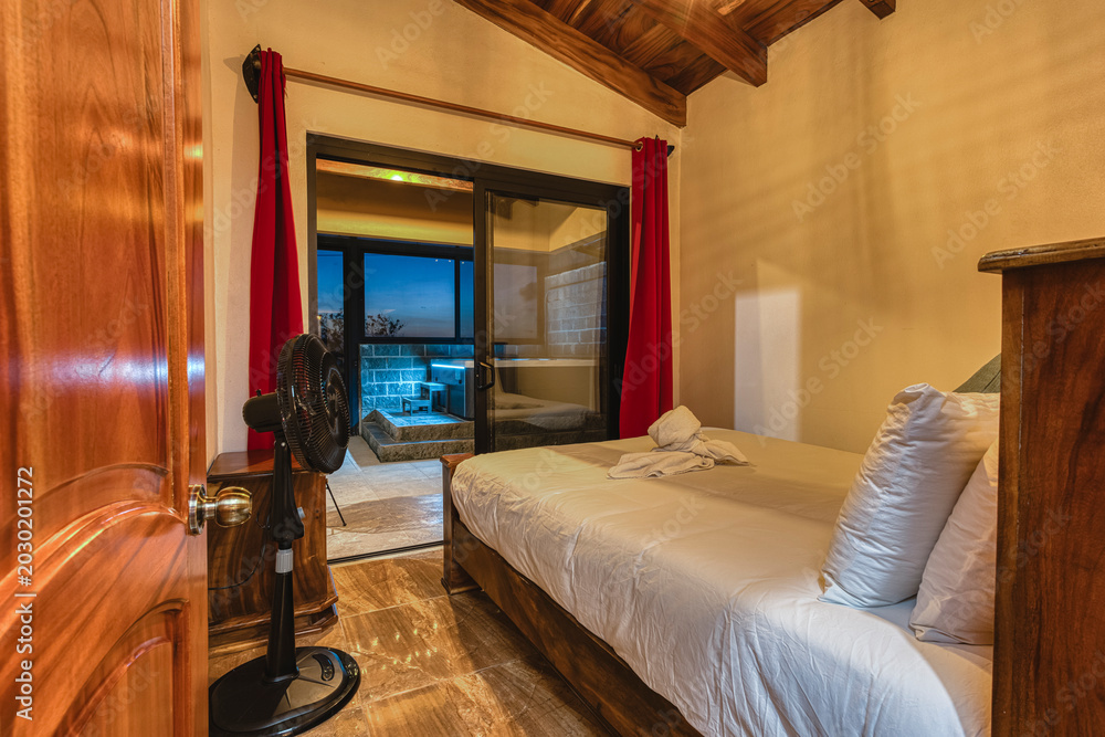 Φωτογραφία Cozy bedroom opening to outdoor hot tub at dusk