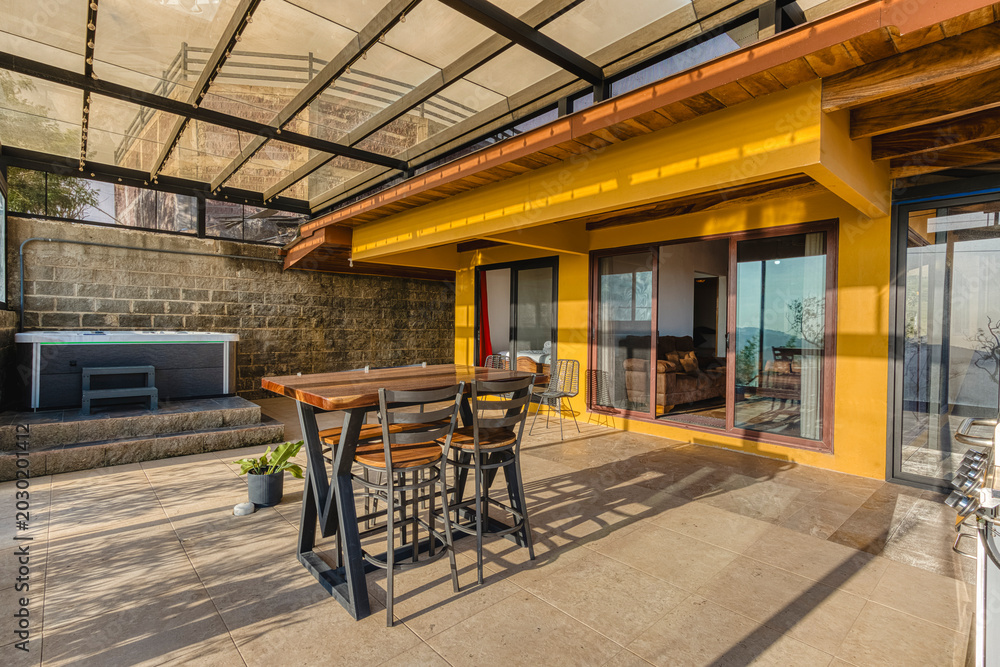 Φωτογραφία Outdoor patio with hot tub and modern furniture