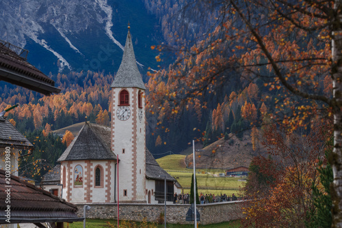 Foto The historic alpine church of San Vito in the Braies valley, Dolomites, Italy