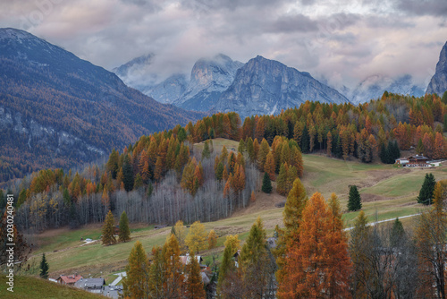 Foto Seasonal autumnal scenery in Dolomite Alps, Cortina d'Ampezzo, Italy