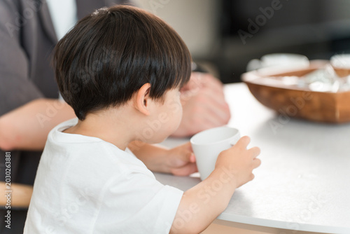 фотографія A child's profile as they drink juice and rehydrate during snack time