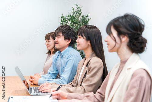 面談,面接をするビジネスマン,人事の男女