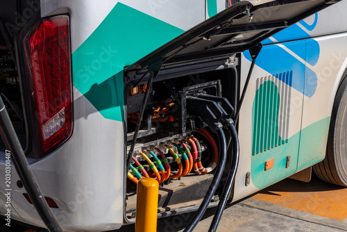 Fotografia EV bus charging battery at charging station