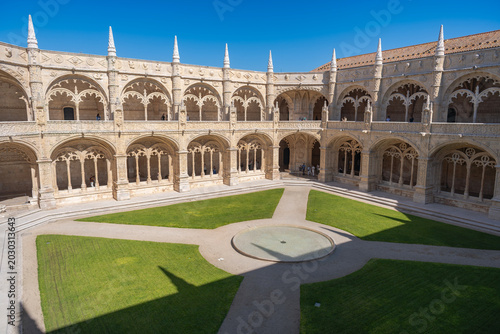 Tableau sur toile Lisbon, Portugal - October 11, 2025 - Wide angle view of the interior courtyard and two-story arched cloisters of the Jeronimos Monastery