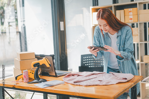 Obraz na płótnie Small business owners online are taking pictures of their products and offering them to customers who will place their orders