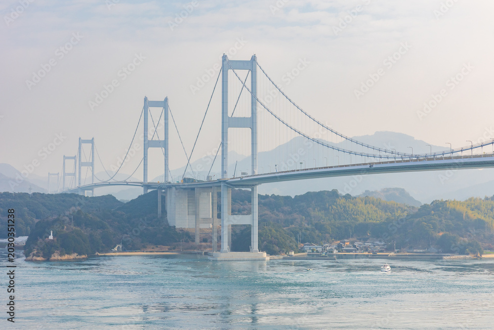 Fototapeta premium 日本の風景 愛媛県今治市 糸山公園から眺める来島海峡大橋