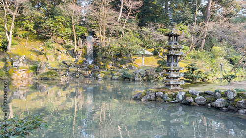 Valokuva Traditional Japanese Stone Pagoda and Waterfall in Kenrokuen Garden Pond