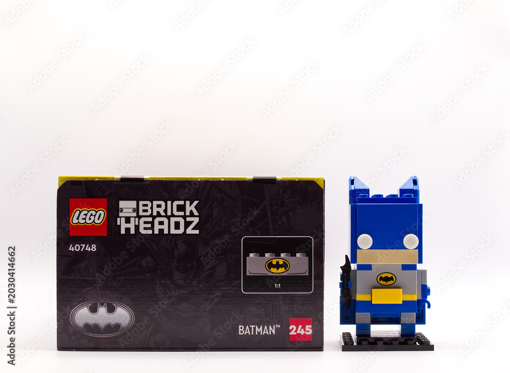 Obraz premium Bologna - Italy - April 12, 2026: Built lego brickheadz batman superhero figure standing next to its original packaging box on white background.