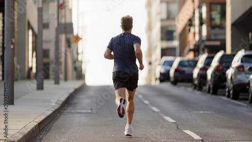 Foto Urban Fitness Routine
​Running Along the City Park
​Morning Jog on Asphalt Road